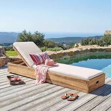 Outdoor chaise lounges 